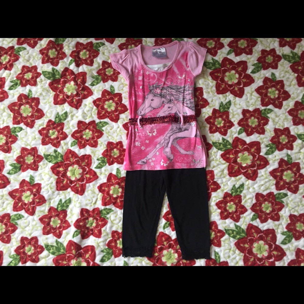 Pink tee w/running horses+black capri leggings